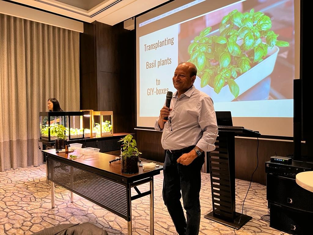 Sohail Hasnie presenting a session on transplanting basil into GIY boxes